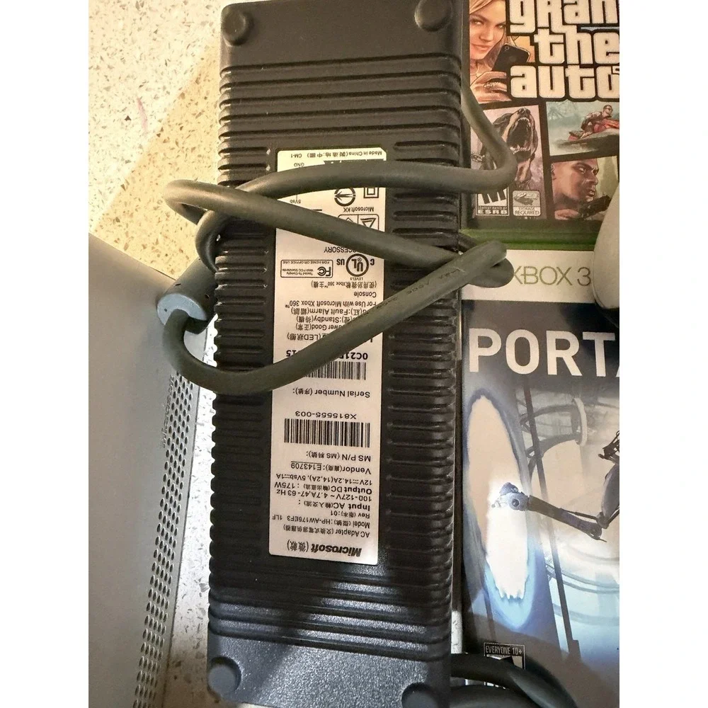 Microsoft Xbox 360 ,2 Controllers ,cables‎ HDMI Cable ,4 Games